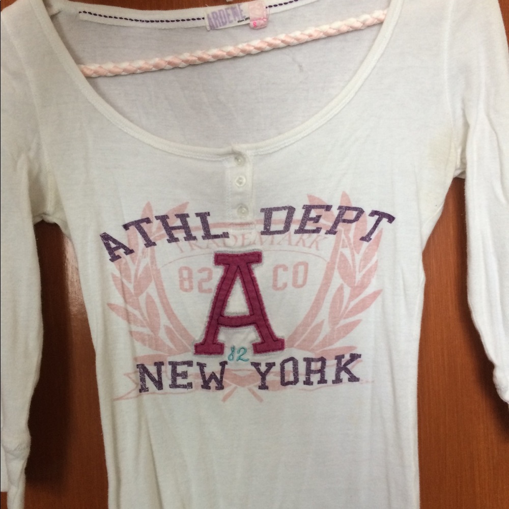 White medium length sleeve tee shirt